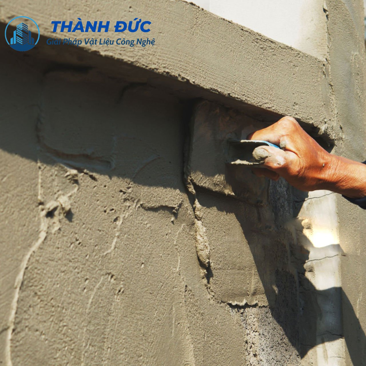 Hướng dẫn chi tiết cách dùng phụ gia chống nứt tường Thành Đức
